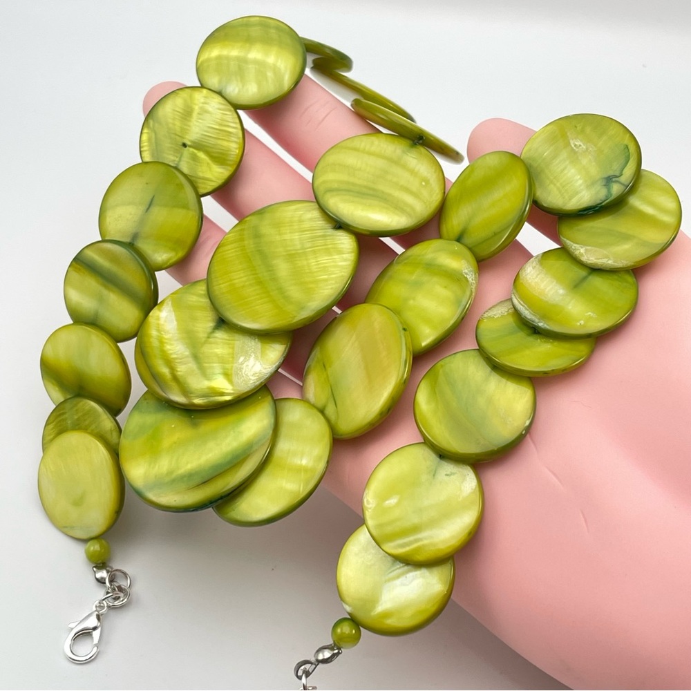 Beautiful Green Mother of Pearl Disc Necklace – Statement Shell Bead Jewelry - Picture 6 of 7